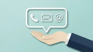 Illustration d’une main ouverte soutenant une bulle de dialogue contenant des icônes de téléphone, d’email et d’arobase, représentant les différents moyens de contact et de communication.